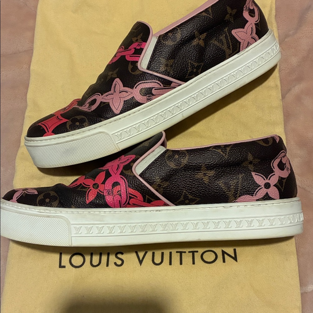 Louis Vuitton logo sneakers. - Picture 3 of 10